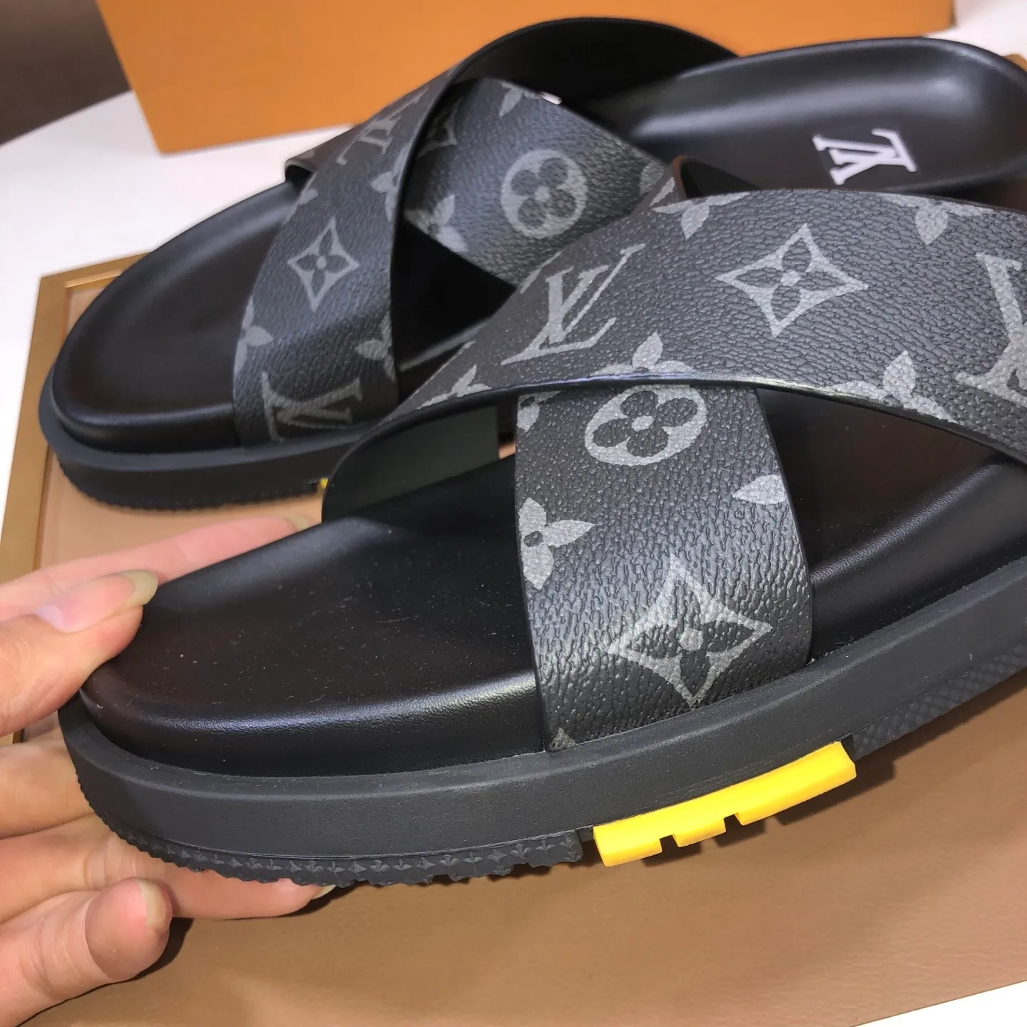 Men's shoes 💰400💰 [Louis Vuitton LV slippers] (high-end cowhide) counter 1:1 fashion style, a must-have for summer! The designer used LV’s iconic outsole. The original simple slippers instantly become fashionable! The upper is made of flexible special cowhide leather straps alternately, and the workmanship is exquisite! A must-have for stylish men in summer, size 38-45 (45 customized)